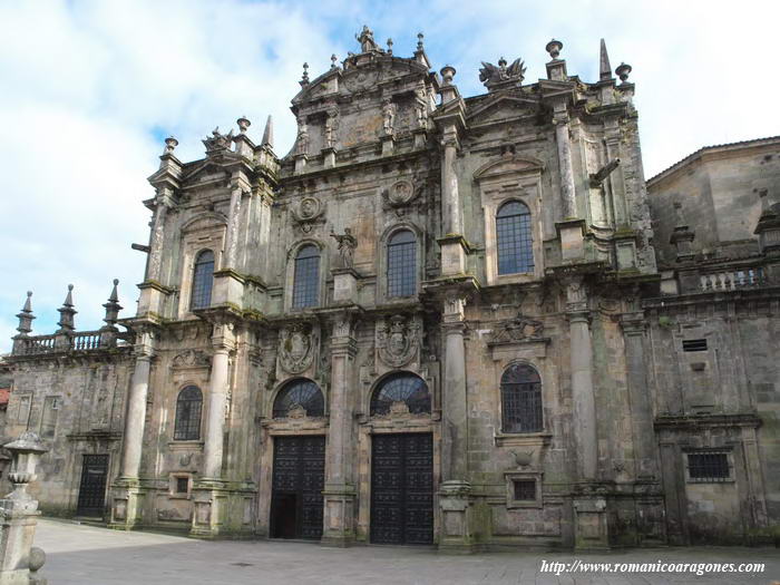 FACHADA DEL TREANSEPTO NORTE: AZABACHERÍAS